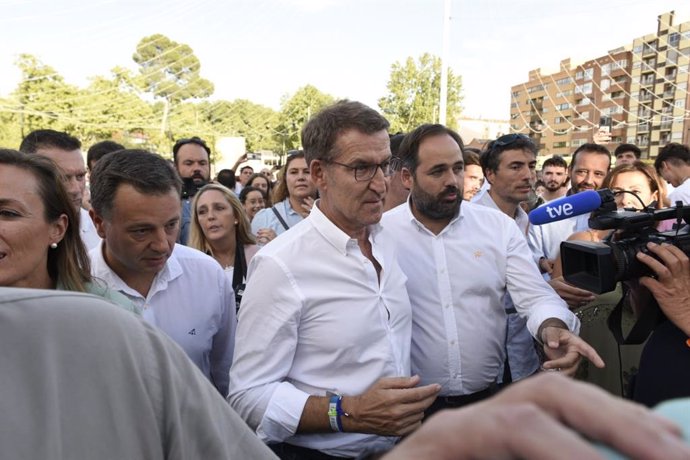 Archivo - Feijóo visita la Feria de Albacete