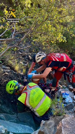 Momento en el que el ciclista accidentado es atendido en Pueyo de Araguás (Huesca).