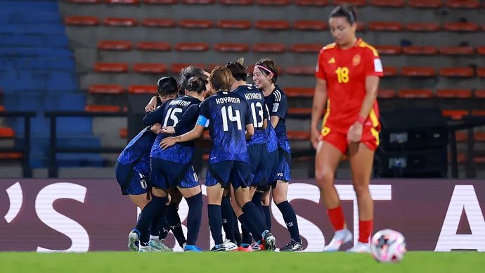 Las jugadoras de Japón celebran su gol ante España en los cuartos de final del Mundial Sub-20 de Colombia