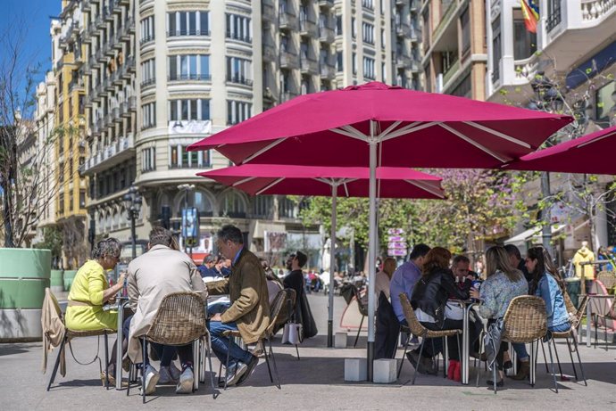 Archivo - Varias personas en la terraza de un bar