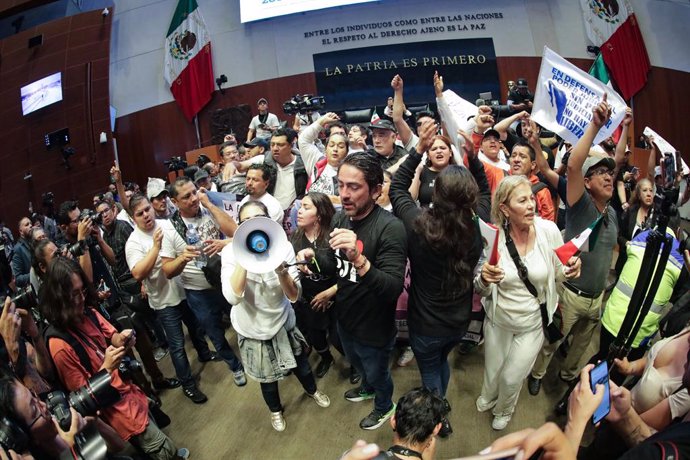 Trabajadores del Poder Judicial  en las inmediaciones del Senado de la República, . Ian Robles,Image: 906577609, License: Rights-managed, Restrictions: , Model Release: no, Credit line: eyepix / Zuma Press / ContactoPhoto  