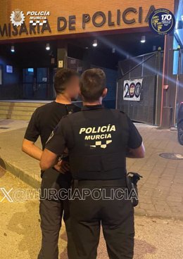 Imagen del detenido, custodiado por la Policía Local de Murcia