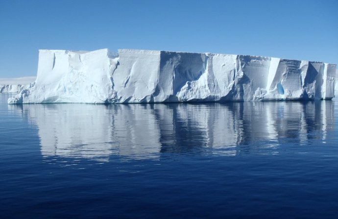 Se están estudiando los icebergs cerca de la Península del Oso en la Antártida Occidental como parte de la Colaboración Internacional del Glaciar Thwaites.