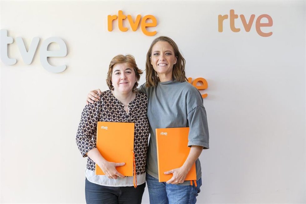 La presidenta interina de la Corporación RTVE, Concepción Cascajosa, y la presidenta de la Academia de Televisión, María Casado.
