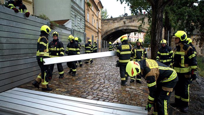 Bomberos de República Checa levantan una barrera contra inundaciones en el río Moldava a su paso por Praga (archivo)