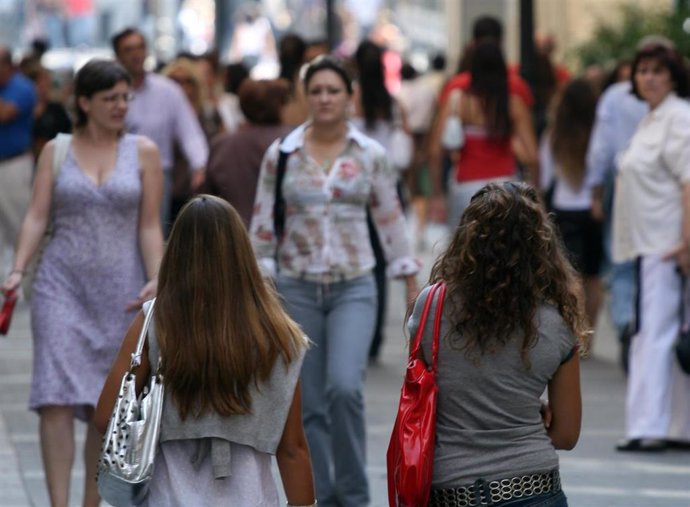 Archivo - Fotos recurso de gente caminando en calles de Andalucía.