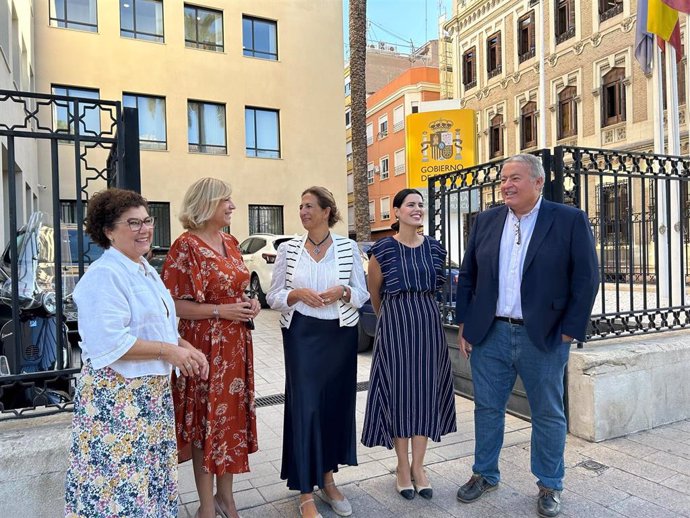 La diputada nacional del PP Isabel Borrego, acompañado por los parlamentarios Francisco Bernabé, Antonia López, Miriam Guardiola y Violante Tomás