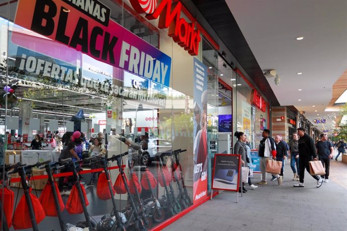 Archivo - Varias personas van de compras durante el Black Friday, en el centro comercial FAN Mallorca Shopping, a 24 de noviembre de 2023, en Palma