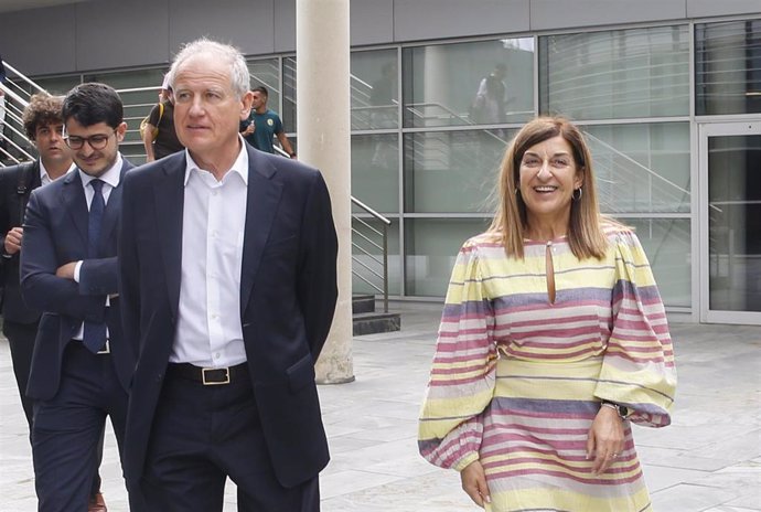 Archivo - La presidenta de Cantabria, María José Sáenz de Buruaga, y el consejero de Industria, Eduardo Arasti, en las inmediaciones de la Torre Xtela del PCTCAN