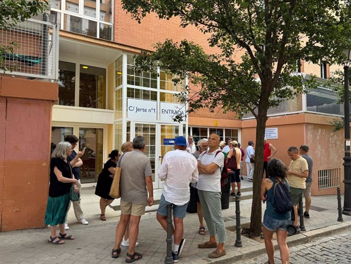 Vecinos y usuarios protestanto a las puertas de los Apartamentos Municipales para Mayores San Francisco en Madrid