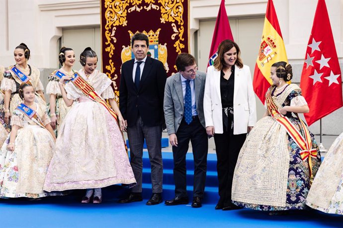 Archivo - Arxiu - El president de la Comunitat Valenciana, Carlos Mazón (c), l'alcalde de Madrid, José Luis Martínez-Almeida (3d), i l'alcaldessa de València, María José Catalá (2d), abans de la mascletà madrilenya