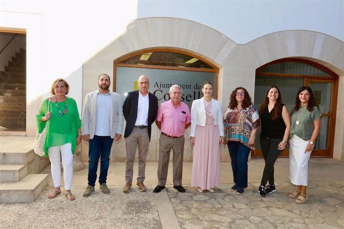 La presidenta del Govern, Marga Prohens, con el alcalde de Consell y su corporación