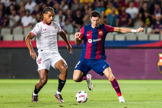 Archivo - Robert Lewandowski of Fc Barcelona and Loic Bade of Sevilla FC during the Spanish league, La Liga EA Sports, football match played between FC Barcelona and Sevilla FC at Estadi Olimpic Lluis Company on September 29, 2023 in Barcelona, Spain.