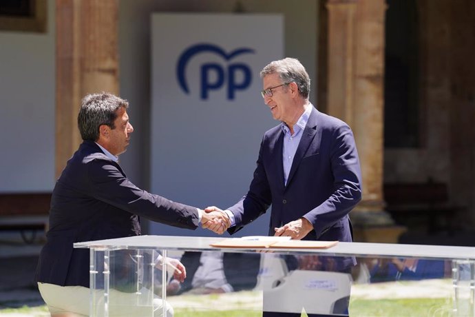 Archivo - El presidente de la Generalitat Valenciana, Carlos Mazón (i), y el presidente del Partido Popular, Alberto Núñez Feijóo (d), se saludan durante una reunión para abordar la EBAU única, a 1 de julio de 2024, en Salamanca, Castilla y León (España).