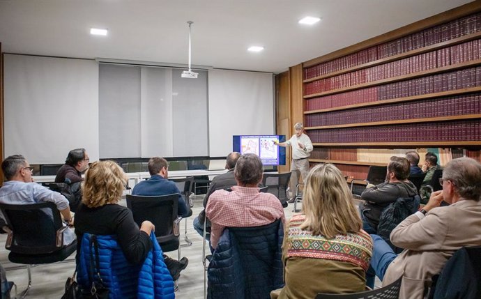 El portavoz de la Plataforma Salvar Torrelavega, Angel Herreros, en una asamblea de comerciantes sobre la delimitación de la Zona de Bajas Emisiones