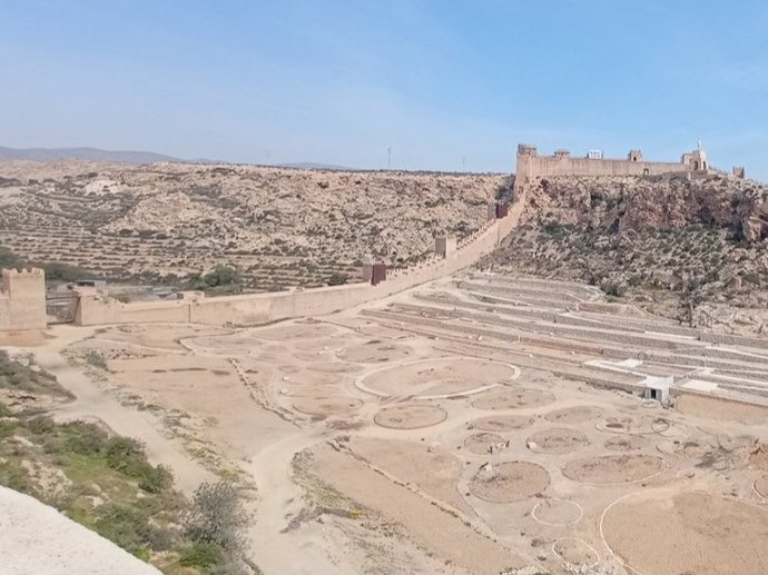 Archivo - Muralla del Cerro de San Cristóbal o Muralla de Jayrán.