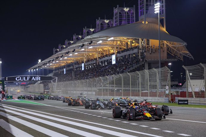 Archivo - start of the race, depart, 01 VERSTAPPEN Max (nld), Red Bull Racing RB20, 16 LECLERC Charles (mco), Scuderia Ferrari SF-24, action during the Formula 1 Gulf Air Bahrain Grand Prix 2024, 1st round of the 2024 FIA Formula One World Championship fr