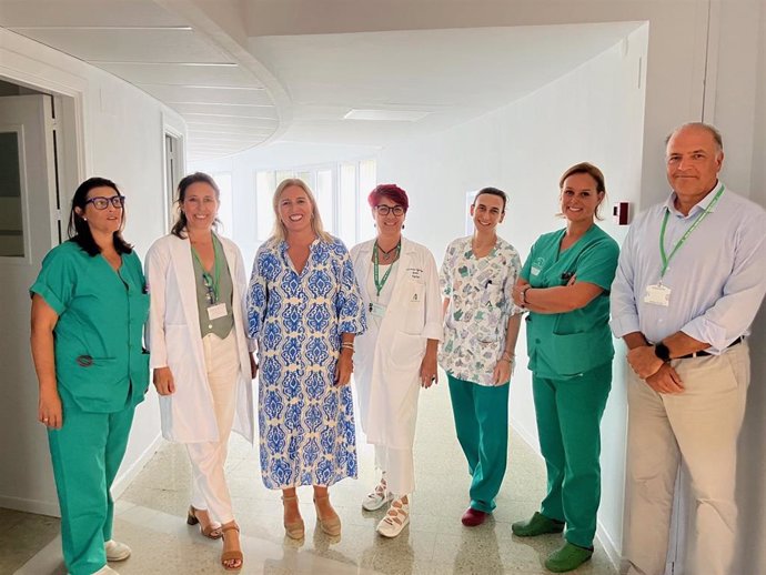 La delegada territorial de Salud y Consumo en Cádiz, Eva Pajares, junto a responsables del área de Paritorios del Hospital de Jerez.