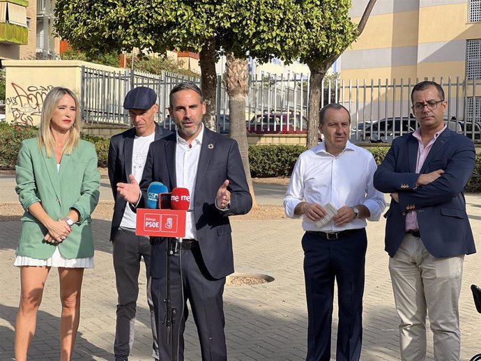 El secretario general del PSOE de Málaga, Daniel Pérez, en rueda de prensa.