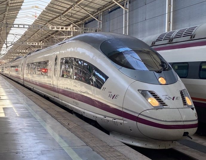 El nuevo AVE directo de Renfe entre Málaga y Barcelona comienza a circular este lunes.