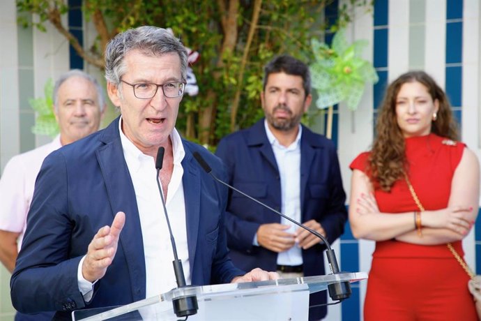 El líder del PP, Alberto Núñez Feijóo, compareix després de visitar una escola infantil junt amb el president de la Generalitat, Carlos Mazón