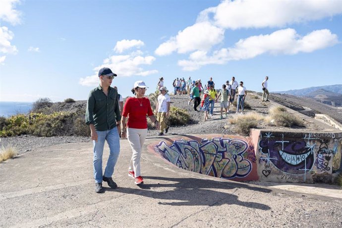 Archivo - La alcaldesa de Las Palmas de Gran Canaria, Carolina Darias, acompañada del concejal de Cultura, Adrián Santana, recorrió este sábado junto con vecinos y vecinas de la ciudad la Batería de San Juan, última parada de 'Patrimonio vivo'