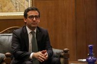 Macron propone a su ministro de Exteriores como comisario tras forzar Von der Leyen salida del primer candidato