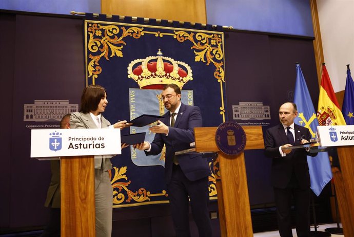 La ministra de Ciencia, Innovación y Universidades, Diana Morant el presidente del Principado, Adrián Barbón y el rector de la Universidad de Oviedo, Ignacio Villaverde, han firmado este lunes el convenio del Programa de Incorporación de Talento Docente.