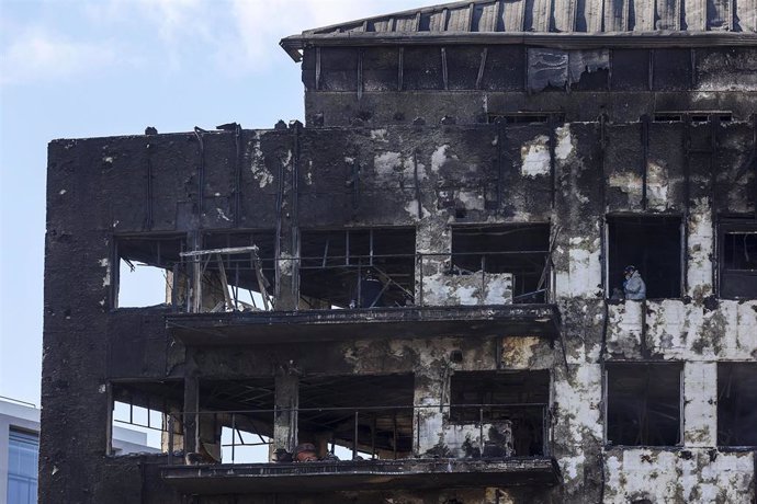 Archivo - Imagen de archivo del edificio arrasado por el fuego en el barrio de Campanar, en la ciudad de València. 