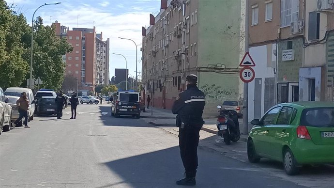 Archivo - Agente de la Policía Nacional cercando la zona de la vivienda mientras continúan las negociaciones.