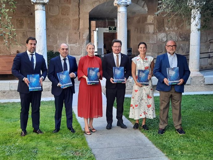 La presidenta de la Junta, María Guardiola, y el consejero de Economía, Guillermo Santamaría, junto a representantes de autónomos en la región tras la firma del plan regional de creación y consolidación del trabajo autónomo 2024-2027