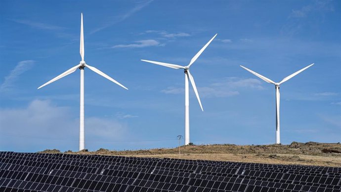 EDP pone en marcha el primer parque híbrido eólico y solar de Aragón.