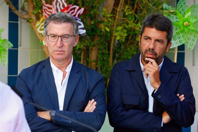 El líder del PP, Alberto Núñez Feijóo, y el presidente de la Comunidad Valenciana, Carlos Mazón, tras visitar una escuela infantil en Alicante. Feijóo anuncia una ley de conciliación que llevará al Parlamento este mes de septiembre.