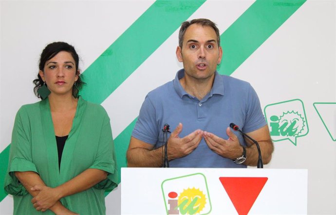 El coordinador general de IU Andalucía, Toni Valero, en rueda de prensa en Málaga.