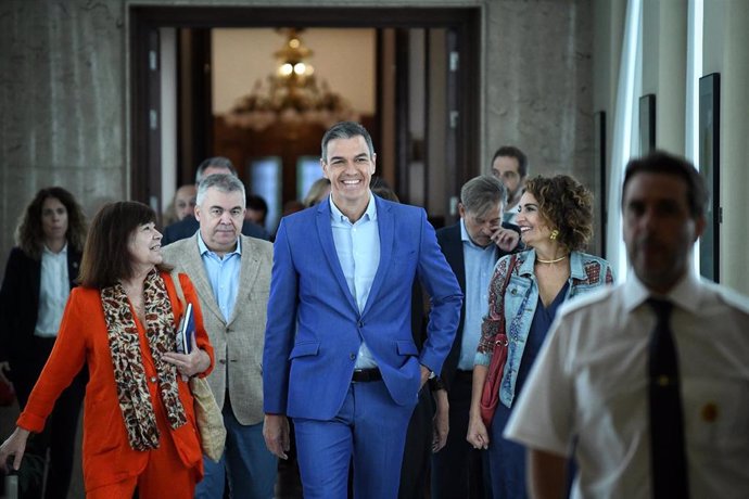 (I-D) La presidenta del PSOE, Cristina Narbona, el secretario general del PSOE y presidente del Gobierno, Pedro Sánchez y la vicesecretaria general del PSOE, vicepresidenta primera del Gobierno y ministra de Hacienda, María Jesús Montero, llegan a  la reu