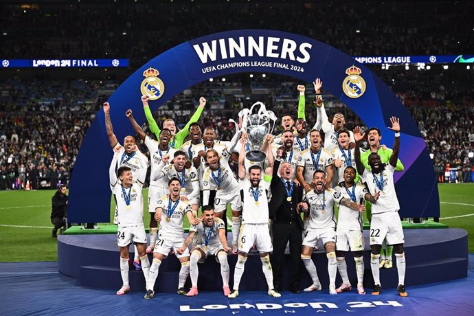 Archivo - Los jugadores del Real Madrid levanta el trofeo de la Liga de Campeones.