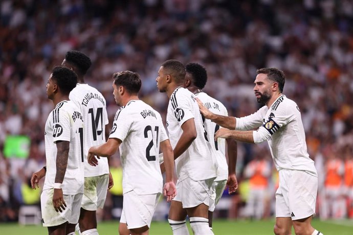 El francés Kylian Mbappé celebra junto a sus compañeros del Real Madrid en LaLiga EA Sports 2023-2024. 