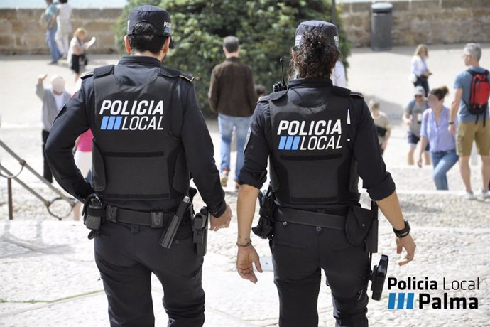 Dos agentes de Policía Local