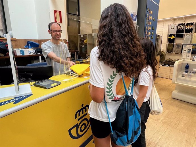 Correos entrega en la oficina principal de Logroño bolsas a los peregrinos para ayudar a mantener limpio el Camino Francés