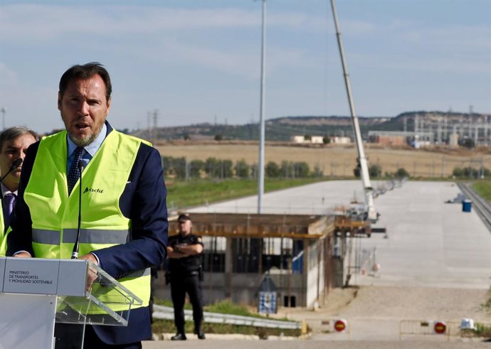 El ministro de Transportes y Movilidad Sostenible, Óscar Puente, durante su visita a las obras de la futura estación intermodal de mercancías, en Valladolid, este lunes.