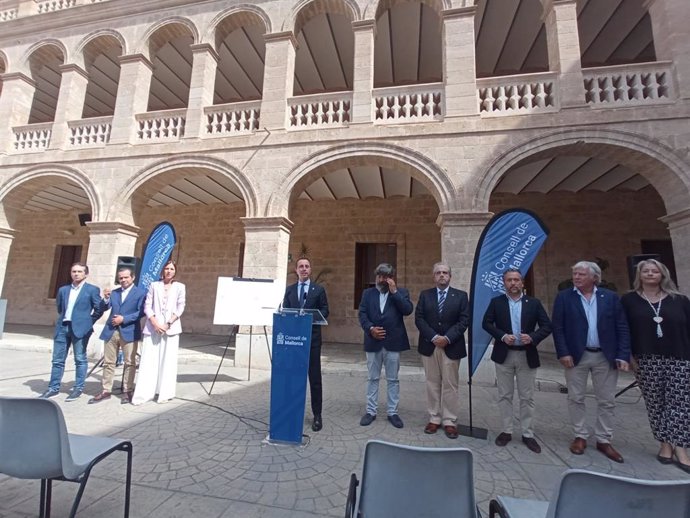 El presidente del Consell de Mallorca, Llorenç Galmés, junto al resto de consellers.