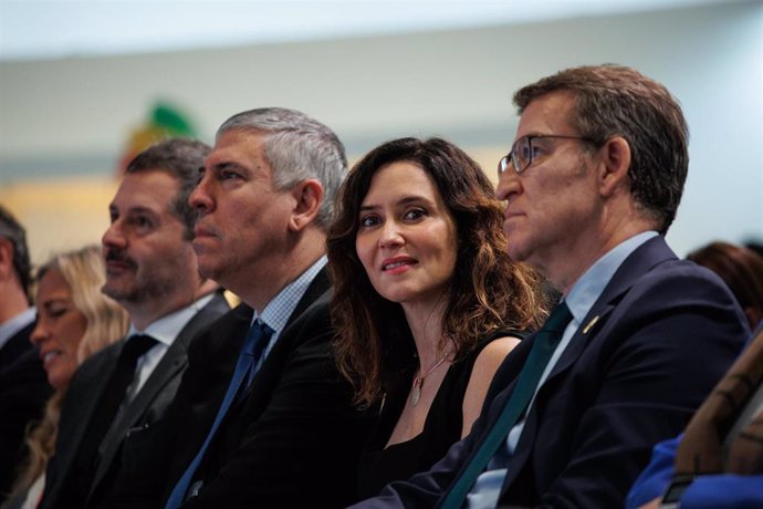 Archivo - La presidenta de la Comunidad de Madrid, Isabel Díaz Ayuso (2d), y el presidente del Partido Popular, Alberto Núñez Feijóo (1d, durante la celebración del Día de Madrid en Fitur 2024, en IFEMA Madrid, a 26 de enero de 2024, en Madrid (España). 