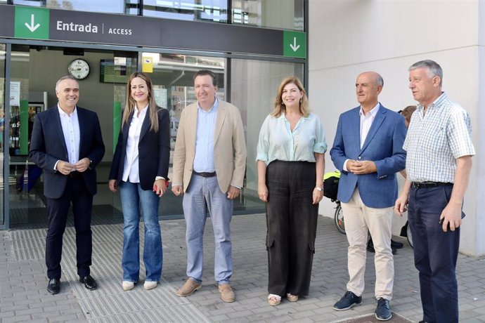 De izquierda a derecha: los diputados onubenses Manuel García Félix y Bella verano; el presidente del PP de Huelva, Manuel Andrés González; la secretaria general, Berta Centeno;  y los senadores Juan Manuel González y Carmelo Romero.