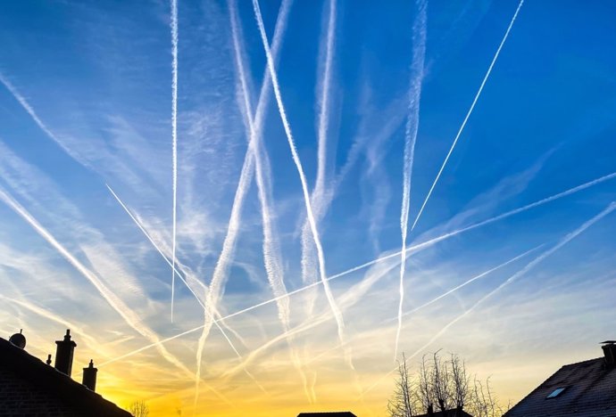 Archivo - Latam.-Ciencia.-Desviar aviones compensa para evitar estelas que calientan el clima