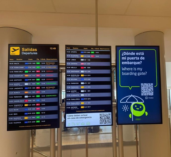 Servicio de 'chatbot' en las pantallas de información al público en el aeropuerto de Sevilla.