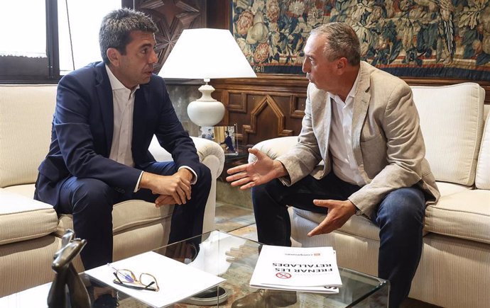 Archivo - El presidente de la Generalitat Valenciana, Carlos Mazón (i), y el Síndic de Compromís, Joan Baldoví (d), durante una reunión en el Palau de la Generalitat