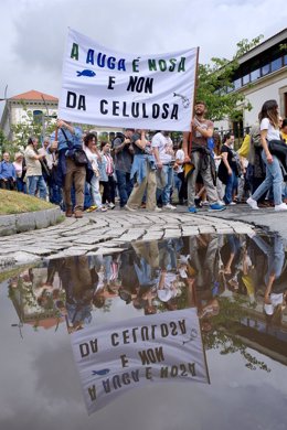 Archivo - Decenas de personas durante una nueva protesta contra la empresa de celulosa Altri