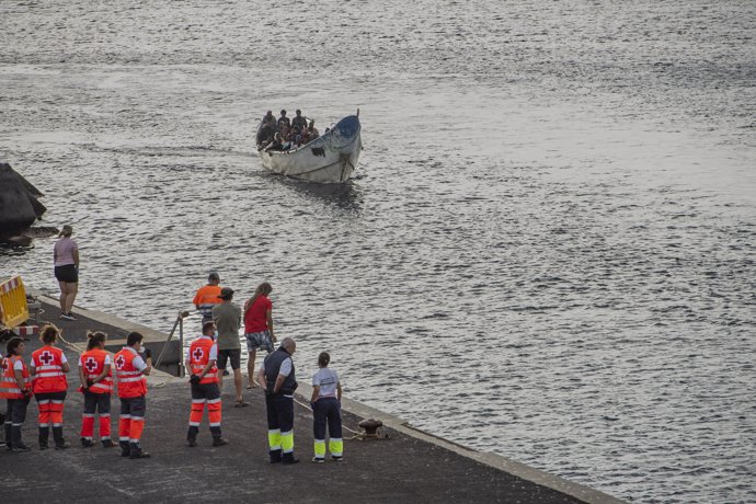 Un cayuco llega al puerto de La Restinga, a 15 de septiembre de 2024, en El Hierro, Canarias (España).