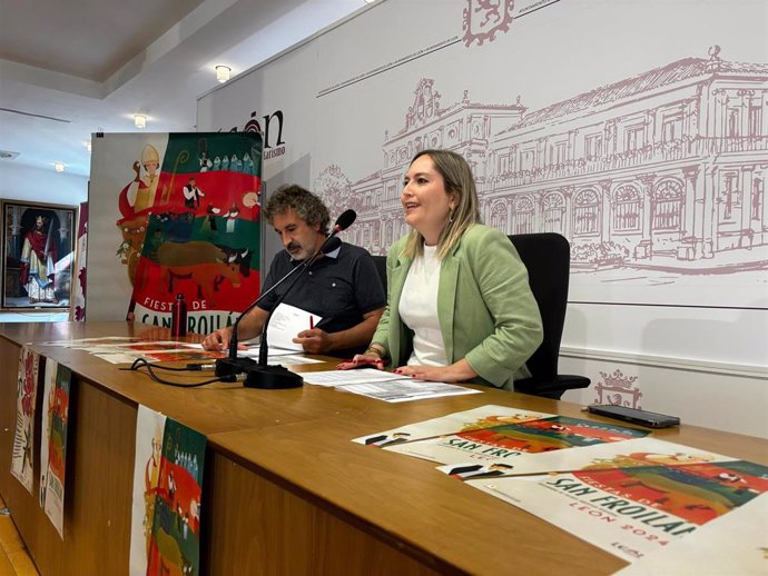 La concejala de Comercio, Consumo y Fiestas, Camino Orejas, durante la presentación de la programación de las fiestas de San Froilán 2024 en León.