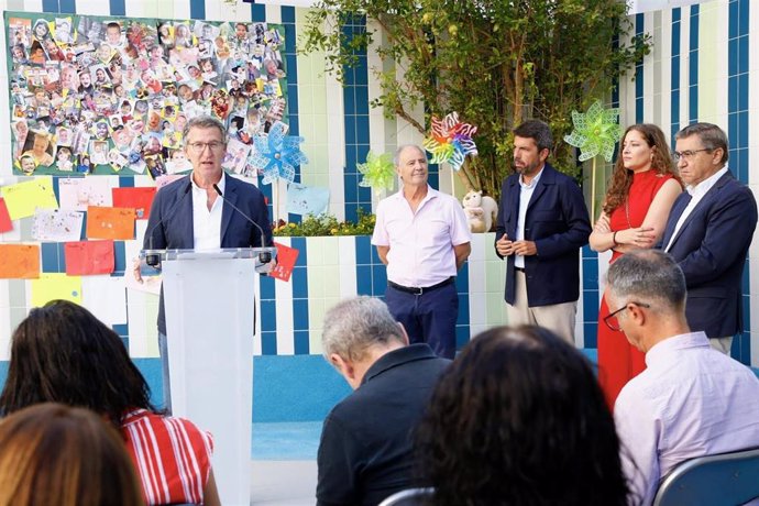 El líder del PP, Alberto Núñez Feijóo, hace declaraciones a los medios tras visitar una escuela infantil en Alicante junto al presidente de la Comunidad Valenciana, Carlos Mazón.